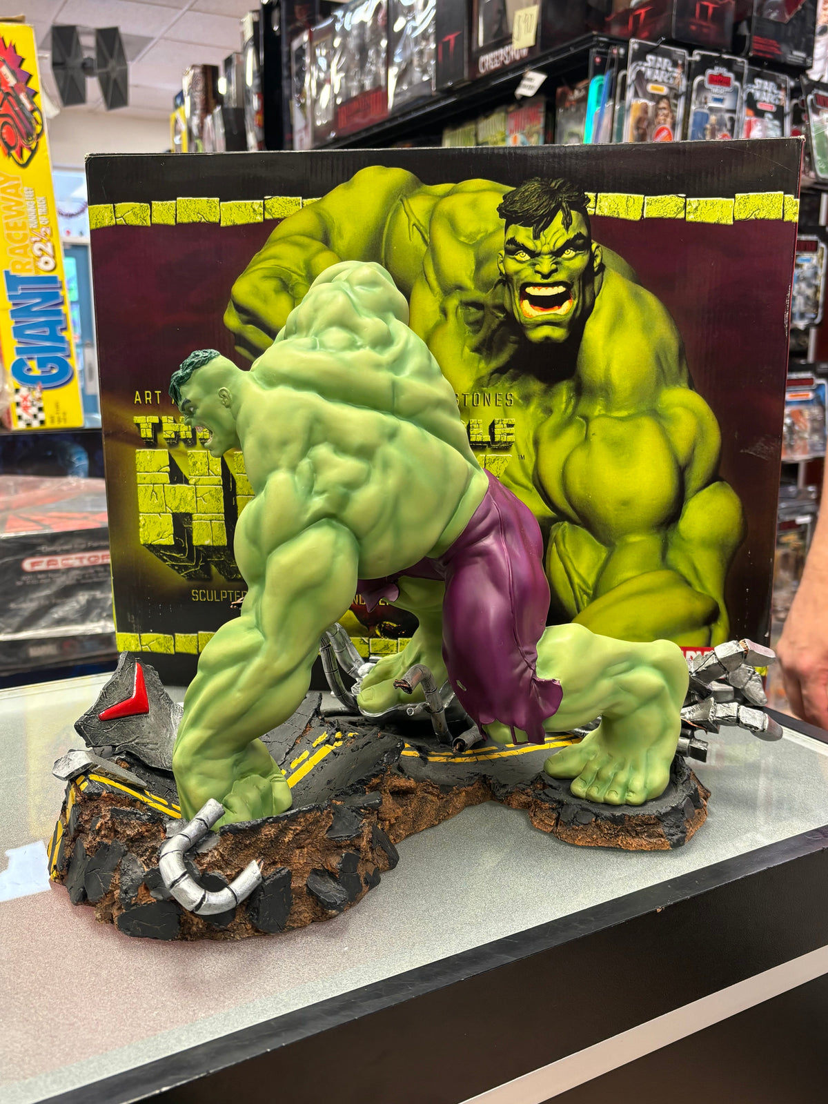 Incredible Hulk Statue (Marvel Comics, Diamond Select) Open Box product image 4, provided for visual reference and product