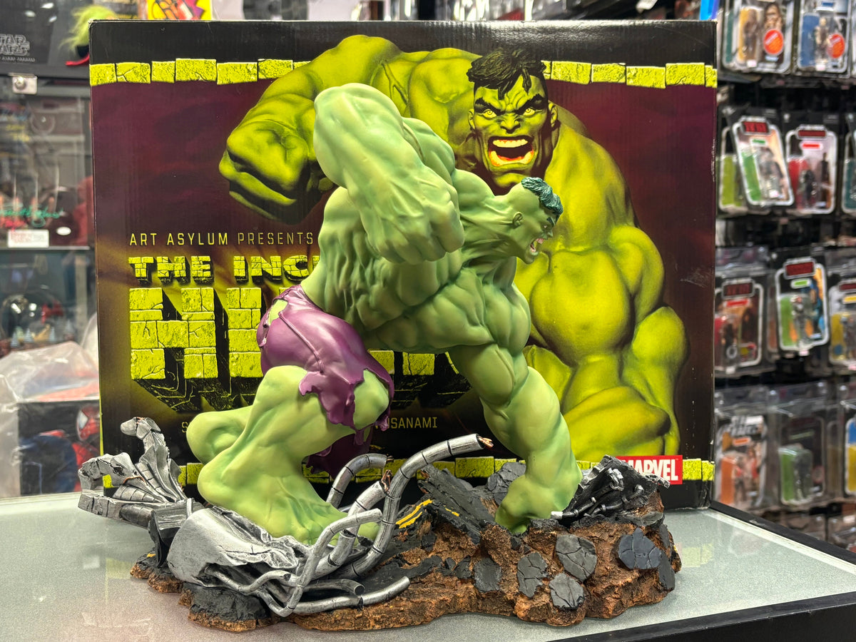 Incredible Hulk Statue (Marvel Comics, Diamond Select) Open Box product image 1, provided for visual reference and product