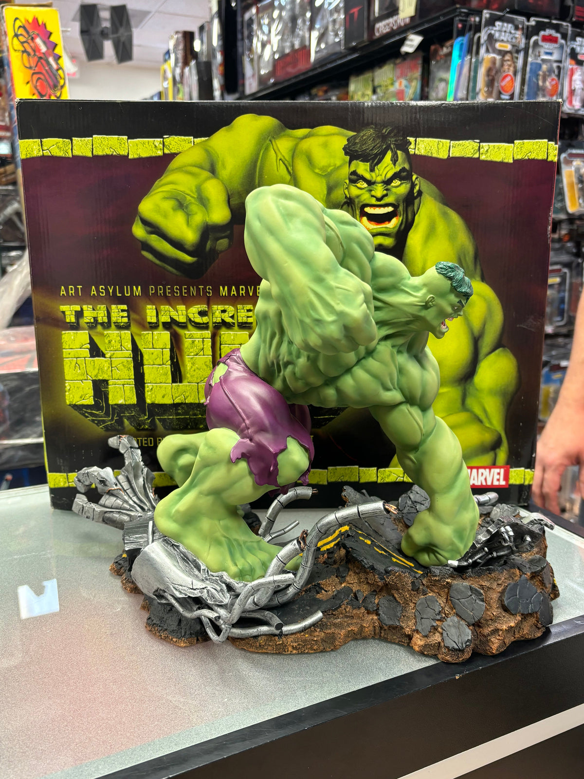 Incredible Hulk Statue (Marvel Comics, Diamond Select) Open Box product image 6, provided for visual reference and product