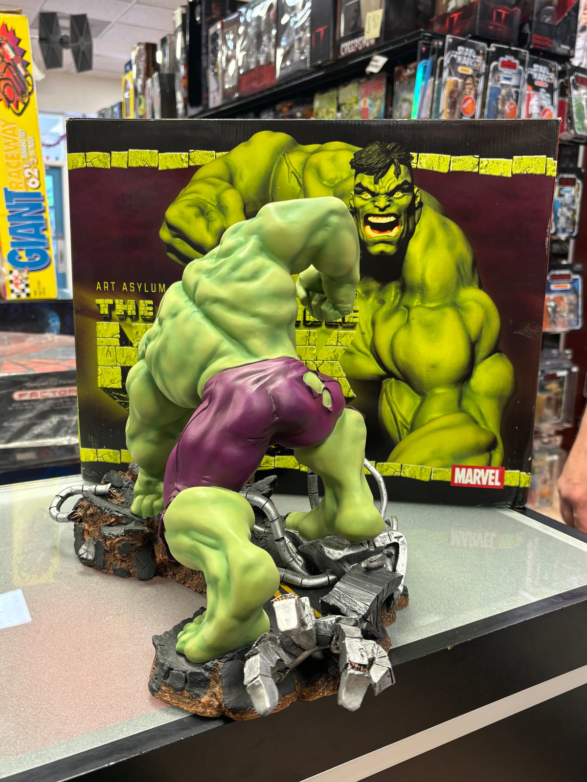 Incredible Hulk Statue (Marvel Comics, Diamond Select) Open Box product image 5, provided for visual reference and product