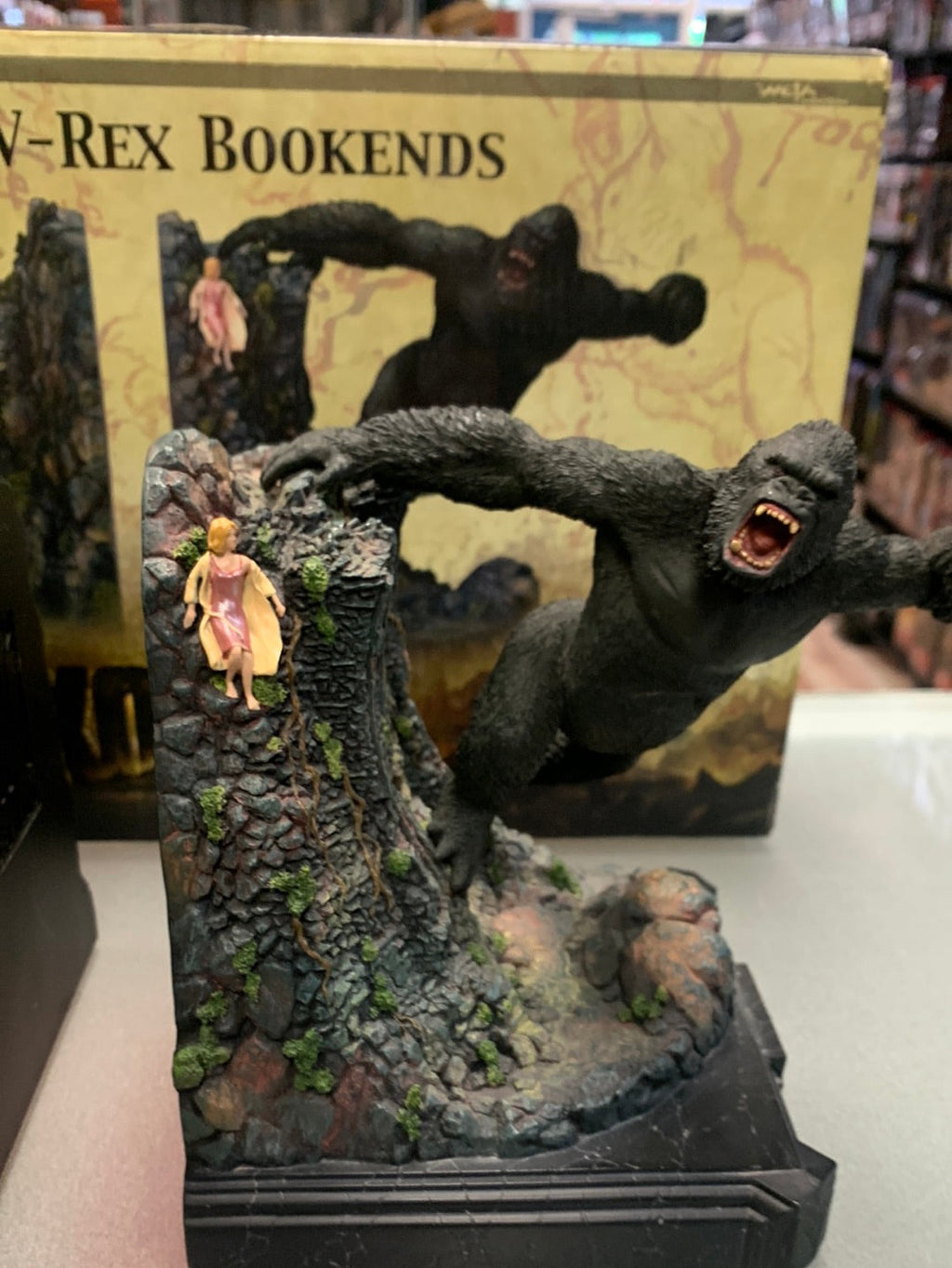 Kong & V-Rex Bookends Statue (Weta, King Kong) Open Box product image 2, provided for visual reference and product detail