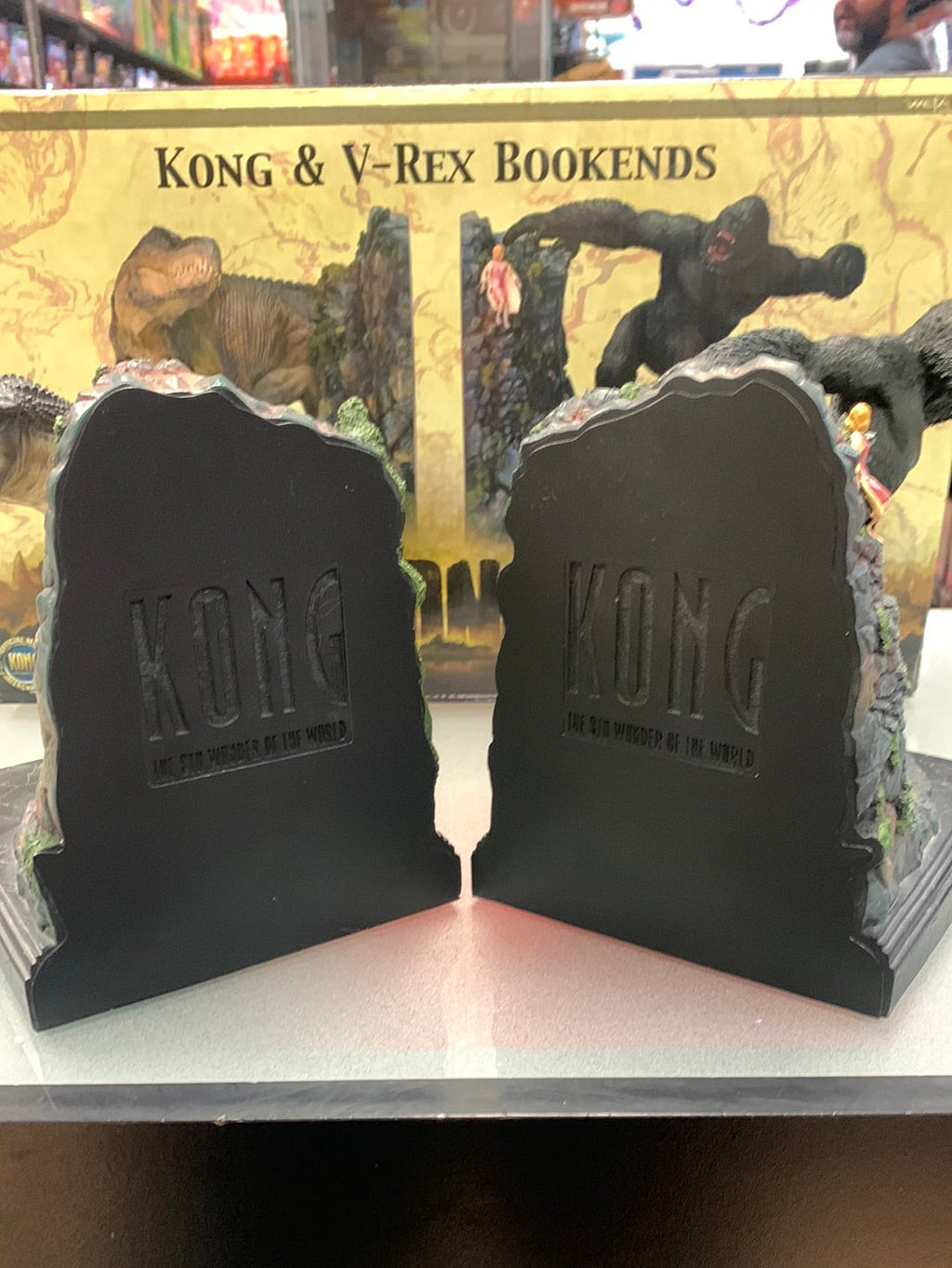 Kong & V-Rex Bookends Statue (Weta, King Kong) Open Box product image 4, provided for visual reference and product detail