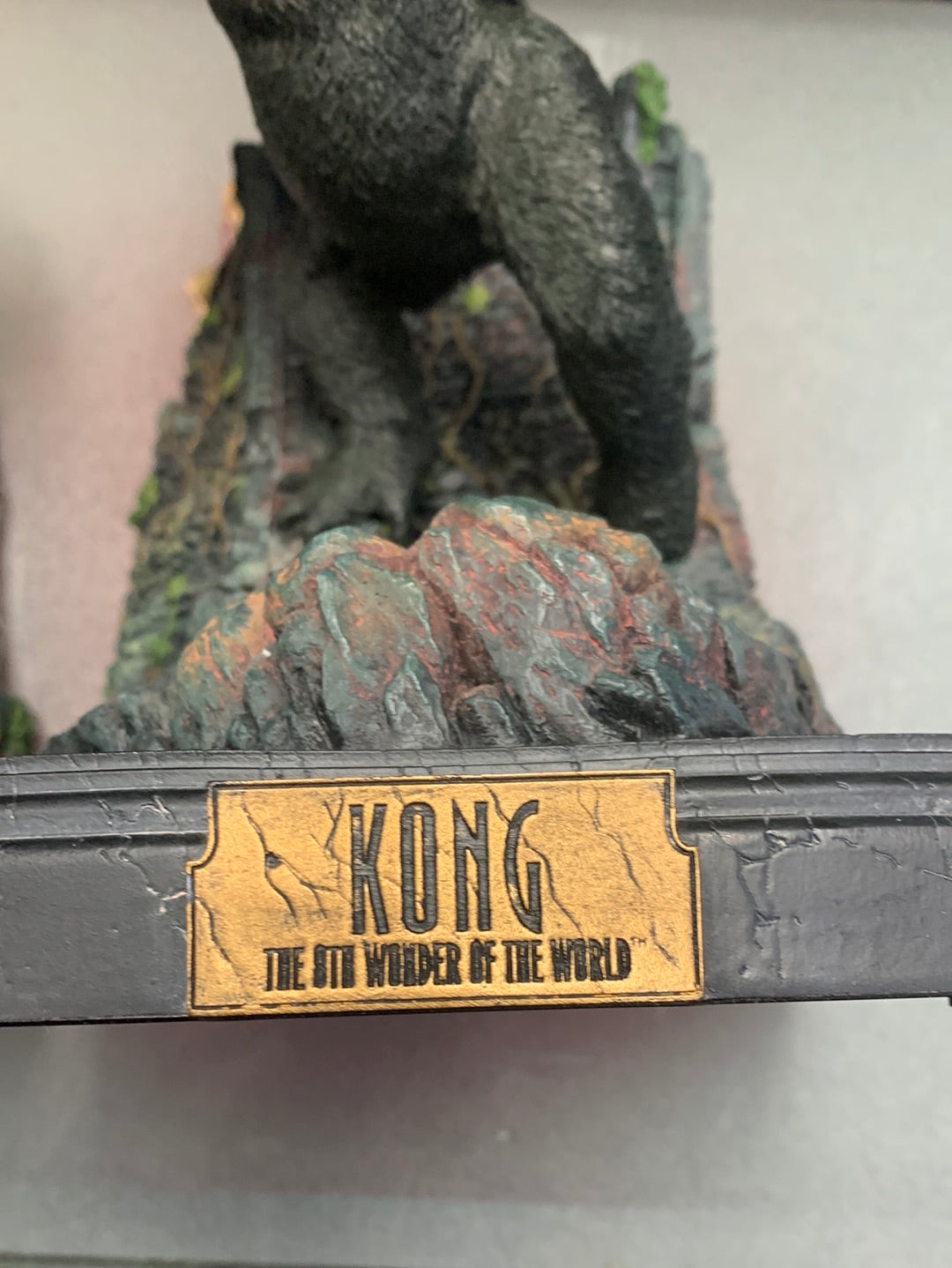 Kong & V-Rex Bookends Statue (Weta, King Kong) Open Box product image 8, provided for visual reference and product detail