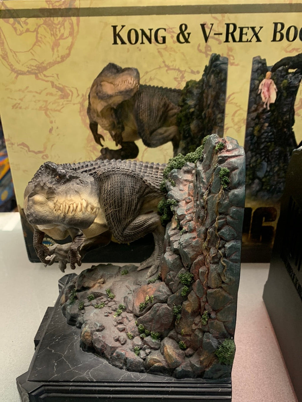 Kong & V-Rex Bookends Statue (Weta, King Kong) Open Box product image 3, provided for visual reference and product detail