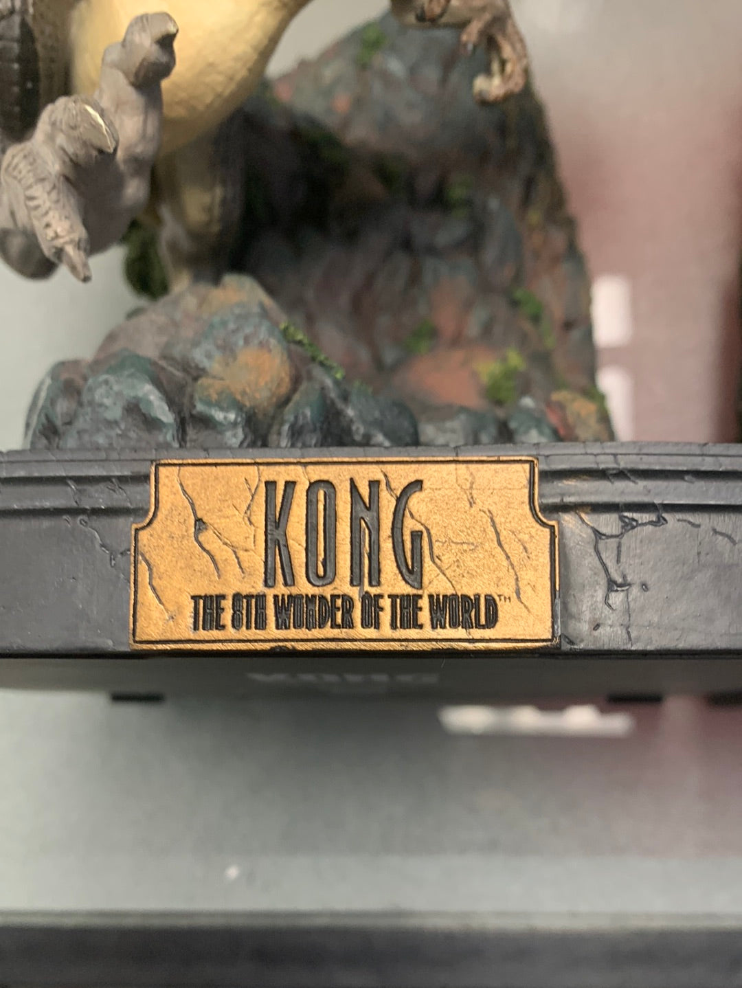 Kong & V-Rex Bookends Statue (Weta, King Kong) Open Box product image 7, provided for visual reference and product detail