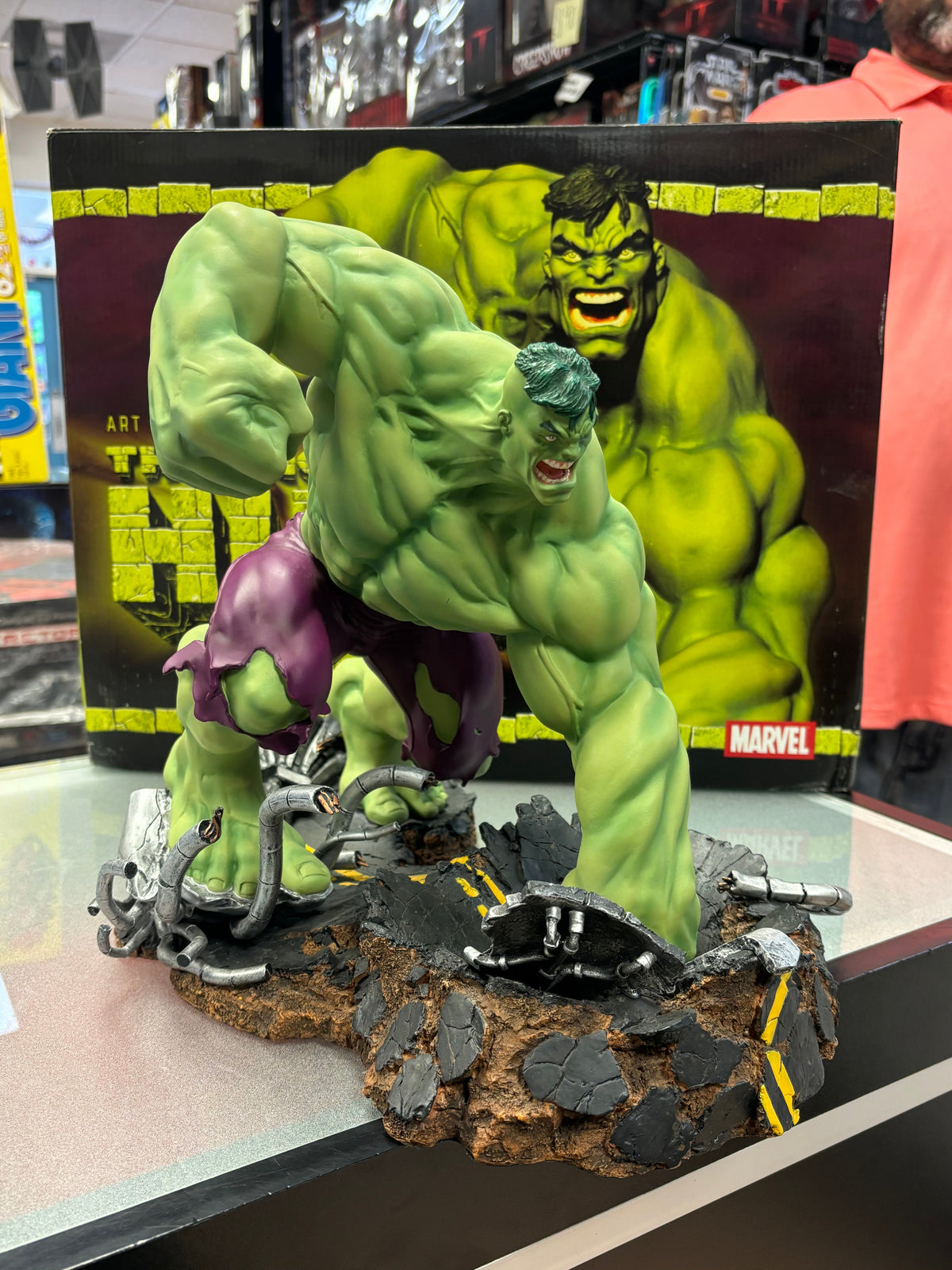 Incredible Hulk Statue (Marvel Comics, Diamond Select) Open Box product image 3, provided for visual reference and product